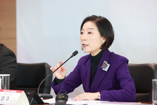 오영주 중소벤처기업부 장관이 28일 서울 영등포구 기술보증기금 서울사무소에서 열린 '상생협력 우수 기업 간담회'에서 모두 발언을 하고 있다. / 중소벤처기업부