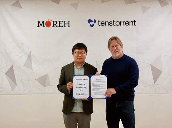 (왼쪽부터) 모레 조강원 모레 대표와 짐 켈러 텐스토렌트 CEO가 4일 서울시 서초구 소재 모레 사무실에서 업무 협약식을 가진 후 기념촬영을 하고 있다. / 모레