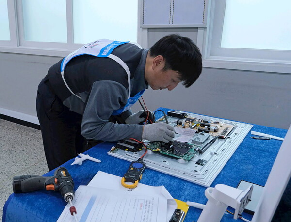 2024 서비스 기술경진대회에 참여한 엔지니어들이 치열한 경합을 벌이고 있다 / 삼성전자