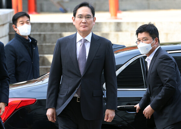 이재용 삼성전자 회장이 25일 서울 서초구 서울중앙지방법원에서 열린 '경영권 불법 승계' 의혹 자본시장과금융투자업에관한법률위반등 2심 공판에 출석하고 있다. / 뉴스1