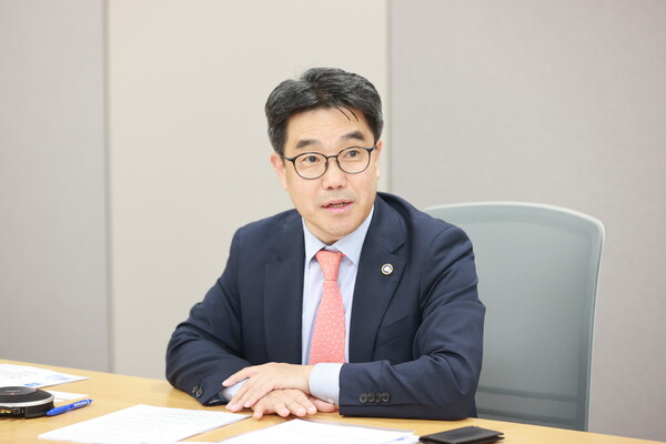 김성섭 중소벤처기업부 차관이 26일 세종 중소벤처기업부 청사에서 '미국 대선 대응 TF 킥오프회의'를 주재하고 있다. / 중소벤처기업부