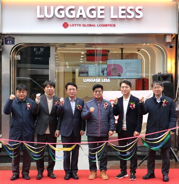 강병구 롯데글로벌로지스 대표(왼쪽에서 네번째)가 관계자들과 함께 ‘LUGGAGE LESS(러기지 레스)’ 명동점 오픈식에 참석해 기념 촬영하고 있다. / 롯데글로벌로지스