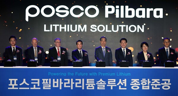 포스코그룹이 29일 전남 율촌산업단지에 포스코필바라리튬솔루션의 수산화리튬 제2공장을 준공했다. 사진은 왼쪽부터 강석훈 한국산업은행 회장, 스티브 스쿠다모어(Steve Scudamore) 필바라미네랄스 사외이사, 제프 로빈슨(Jeff Robinson) 주한호주대사, 장인화 포스코그룹 회장, 한덕수 국무총리, 김영록 전남도지사, 권향엽 국회의원, 이승렬 산업통상자원부 산업정책실장. / 포스코홀딩스