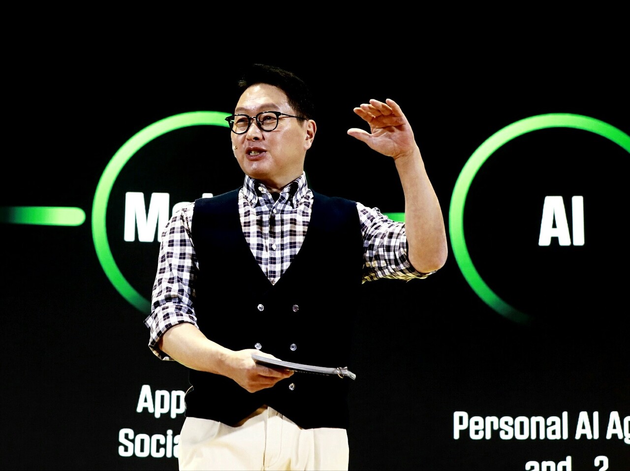 최태원 SK그룹 회장이 4일 서울 강남구 코엑스에서 열린 'SK AI 서밋(SUMMIT) 2024'에서 ‘함께하는 AI, 내일의 AI(AI together, AI tomorrow)’를 주제로 기조 연설을 하고 있다. / SK그룹