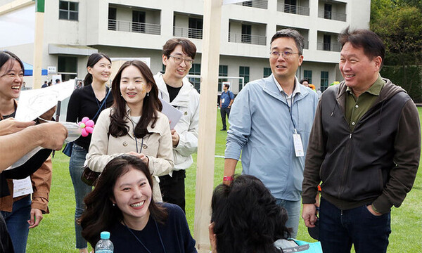 최태원 SK그룹 회장(오른쪽)이 지난달 3일 경기 이천 SK텔레콤 인재개발원에서 열린 한국고등교육재단 50주년 홈커밍데이 행사에서 참석자들과 이야기를 나누고 있다 / SK그룹