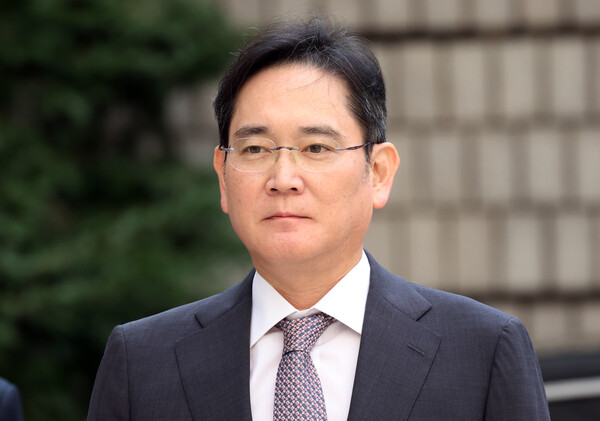 이재용 삼성전자 회장이 10월 28일 오후 서울 서초구 서울고등법원에서 열린 자본시장과 금융투자업에 관한 법률 위반(부정거래 행위·시세조종) 등 항소심 2심 공판에 출석하고 있다. /뉴스1