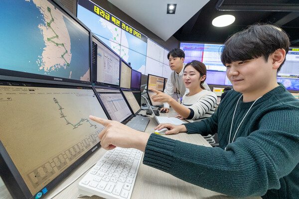 KT 임직원이 과천 KT 네트워크 관제센터에서 백본 망에 적용된 테라급 속도의 전송망을 점검하고 있다.