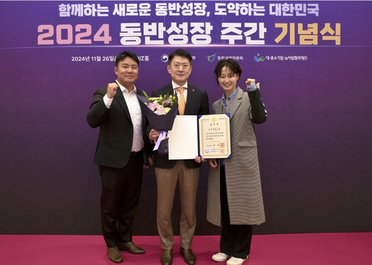 롯데홈쇼핑은 지난 26일 '동반성장 주간 기념식'에서 업계 최초로 '대·중소기업 동반성장 유공 국무총리표창'을 수상했다. 사진 왼쪽 두번째 강재준 롯데홈쇼핑 채널본부장. / 롯데홈쇼핑