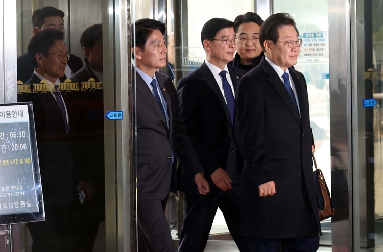 더불어민주당이 이재명 대표의 위증교사 사건 1심 무죄를 계기로 안도하는 분위기다. 사진은 위증교사 혐의 재판 1심 선고에서 무죄 판결을 받은 이 대표가 지난 25일 오후 국회로 복귀하고 있는 모습. / 뉴시스