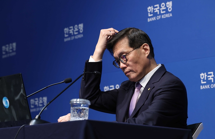 사진은 이창용 한국은행 총재가 지난 10월 11일 서울 중구 한국은행에서 금융통화위원회 기준금리 결정에 관한 기자간담회를 하고 있는 모습. / 뉴시스·사진공동취재단 