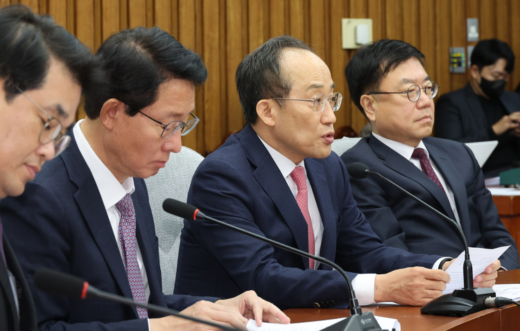 추경호(오른쪽 두 번째) 국민의힘 원내대표가 26일 오전 서울 여의도 국회에서 열린 원내대책회의에서 발언하고 있다.  /뉴시스