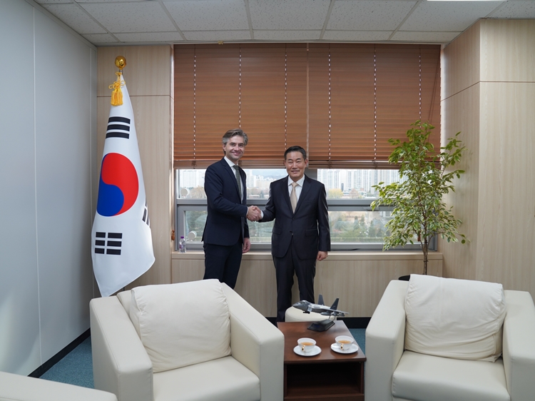 신원식 국가안보실장이 지난 26일 케스투티스 부드리스 리투아니아 국가안보보좌관과 면담을 갖고 양국 관계 및 러·북 군사협력에 대한 대응 방안을 논의했다. / 뉴시스 