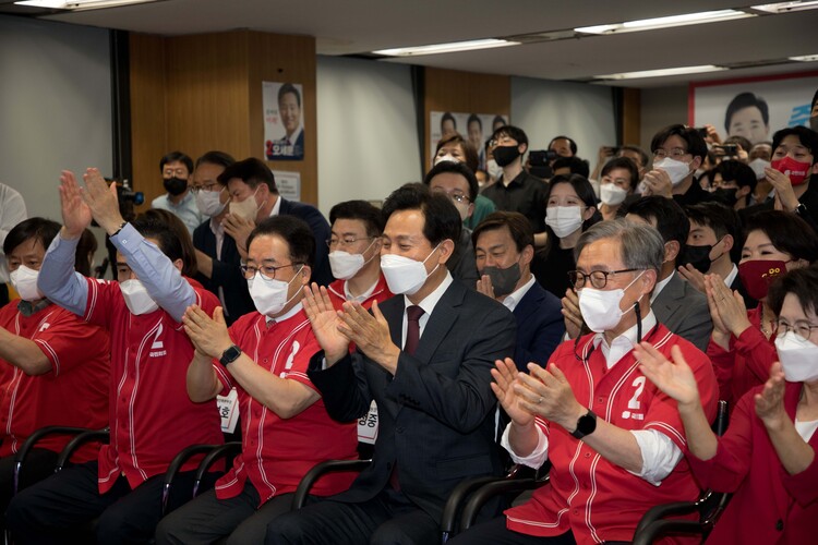 6.1 전국지방선거에서 서울시장후보로 출마한 국민의힘 오세훈 서울시장후보가 지난 2022년 6월 1일 프레스센터에 마련된 캠프에서 출구조사결과를 시청하며 결과에 박수치고 있다.  /뉴시스