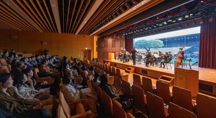 교보생명은 지난 21~22일 서울 지역 임산부와 가족 400명을 대상으로 강남 교보타워와 광화문 본사에서 KBS교향악단과 함께 찾아가는 음악회를 개최했다고 밝혔다. / 교보생명