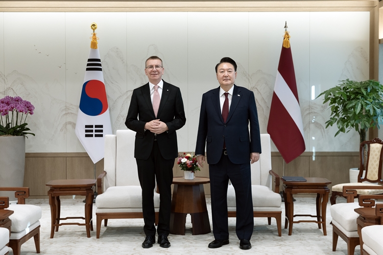 윤석열 대통령이 28일 서울 용산 대통령실에서 실무 방한한 에드가르스 린케비치스 라트비아 대통령과 한-라트비아 정상회담에 앞서 기념촬영을 하고 있다. / 대통령실 제공