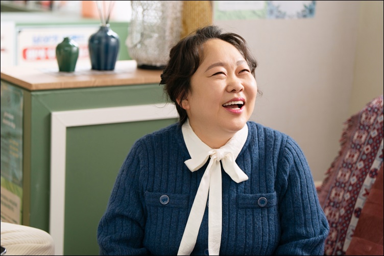 종횡무진 활약 중인 배우 황정민. 사진은 ‘열혈사제2’ 스틸. / SBS ‘열혈사제 2’, ‘ML,SLL’