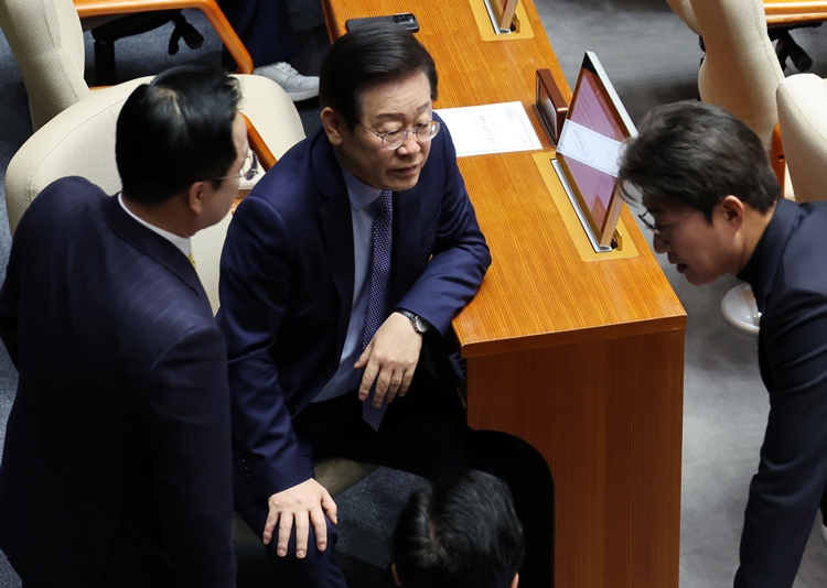더불어민주당이 이창수 서울중앙지방검찰청장 등 3명의 검사 탄핵소추를 추진하는데 이어 최재해 감사원장에 대한 탄핵소추도 추진하기로 했다. 사진은 이재명(가운데) 대표가 지난 28일 오후 국회에서 열린 제418회국회(정기회) 제13차 본회의에서 박찬대 원내대표, 박성준 원내수석부대표, 노종면 의원과 대화하고 있는 모습. / 뉴시스