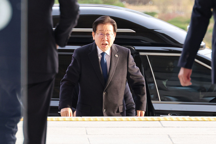 위증교사 혐의 재판 1심 선고에서 무죄 판결을 받은 이재명 더불어민주당 대표가 지난 25일 오후 서울 여의도 국회로 돌아와 차에서 내리고 있다.  /뉴시스