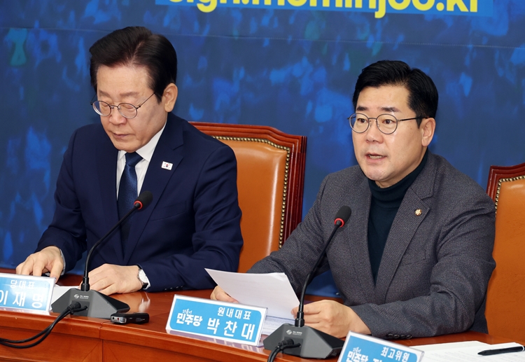 박찬대 더불어민주당 원내대표는 27일 윤석열 대통령이 재의요구권(거부권)을 행사한 후 내달 10일 국회 재의결에 부쳐지는 ‘김건희 특검법’에 대해 “반드시 통과되도록 총력을 다하겠다”고 밝혔다. 사진은 박 원내대표가 지난 25일 국회에서 열린 최고위원회의에서 발언하고 있는 모습. / 뉴시스