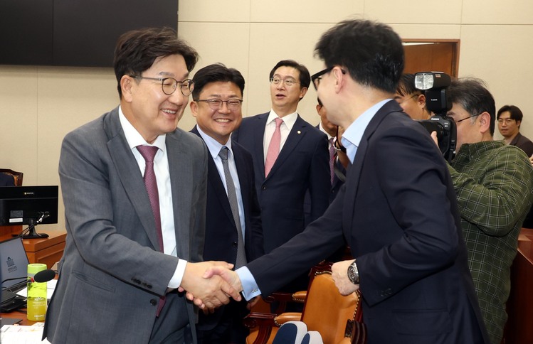 한동훈 국민의힘 대표가 지난 24일 오후 서울 여의도 국회 정무위원회에서 열린 금융위원회 등에 대한 종합 국정감사에서 권성동 의원과 악수를 하고 있다.  /뉴시스