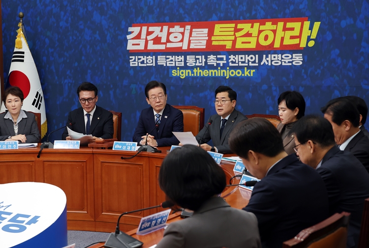 더불어민주당이 여당의 내홍 상황을 부각하고 여론전에도 나서는 등 김건희 특검법 통과에 총력전으로 나서고 있다. 사진은 박찬대 원내대표가 29일 국회에서 열린 최고위원회의에서 발언하고 있는 모습. / 뉴시스