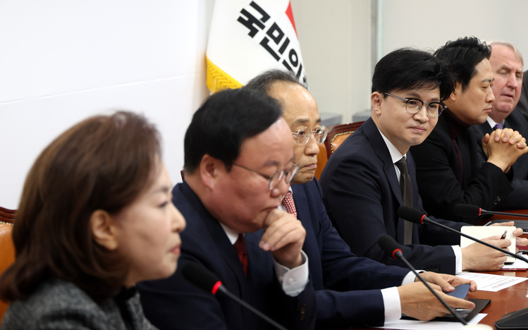한동훈 국민의힘 대표가 28일 오전 서울 여의도 국회에서 열린 최고위원회의에서 김민전 최고위원의 발언을 경청하고 있다.  /뉴시스