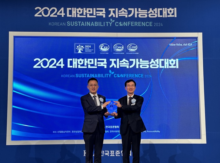 금호타이어(대표이사 정일택)는 28일 서울 소공동 롯데호텔에서 개최된 ‘2024 대한민국 지속가능성대회’에서 지속가능성지수(KSI) 타이어 부문 1위 및 지속가능성 보고서상(KRCA) 제조부문 우수 보고서로 선정됐다고 밝혔다. / 금호타이어 