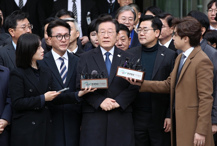 이재명 더불어민주당 대표가 지난 25일 서울 서초구 중앙지방법원에서 위증교사 혐의 재판 1심 선고 무죄 판결을 받은 후 발언하고 있다. / 뉴시스
