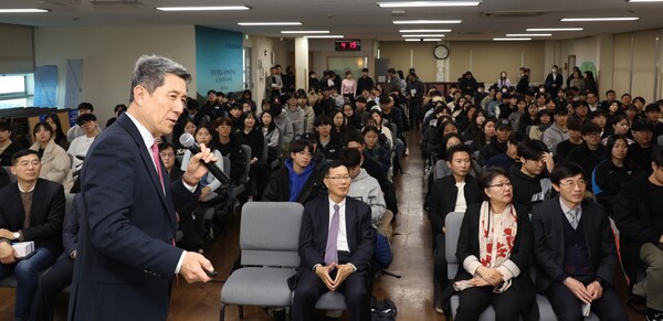 이강덕 포항시장이 26일 한동대학교에서 '세계로 도약하는 포항시와 한동대의 빅블러' 주제로 특강을 하고 있다. 사진=포항시청(포인트경제)