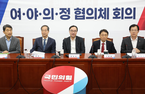 한덕수 국무총리(왼쪽 두번째부터)와 이진우 대한의학회장, 이종태 KAMC 이사장, 국민의힘 이만희 의원 등이 17일 국회에서 열린 '여야의정 협의체' 회의에 참석, 시작을 기다리고 있다(연합뉴스)
