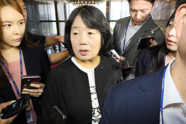 취재진에 둘러싸인 윤미향 전 의원 [연합뉴스]