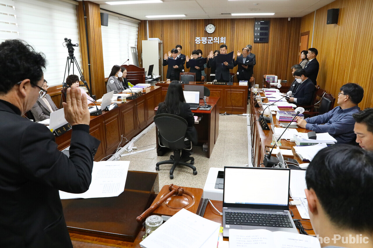 증평군의회 산업건설위원회 행정사무감사에 앞서 김총회 경제개발국장과 부서장들이 증인선서를 하고 있다. /증평군의회 제공