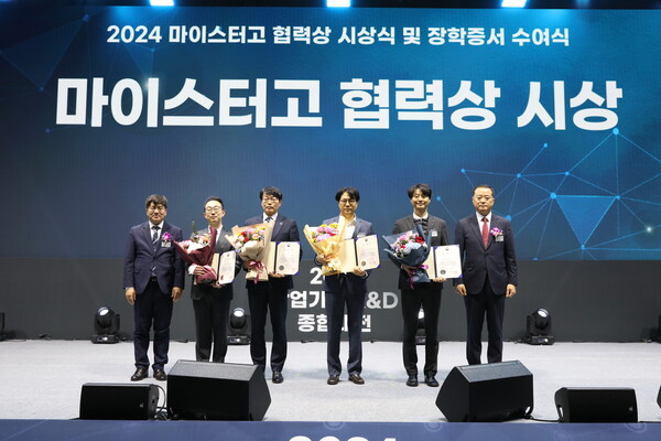 (사진 오른쪽 부터) 한국바이오마이스터고 장일동 교무부장 교사(타학교와 단체사진)