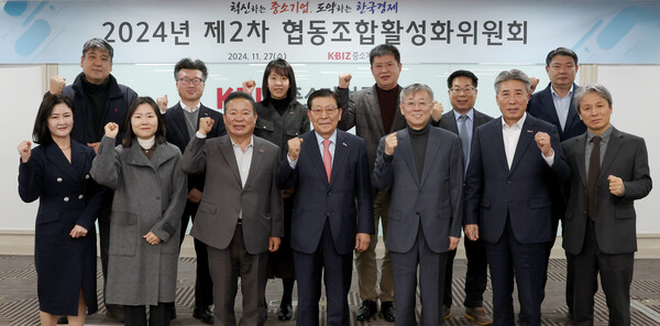 중소기업중앙회가 27일 여의도 중기중앙회에서 ‘2024년 제2차 협동조합 활성화위원회’를 개최했다. (앞줄 왼쪽 4번째) 이한욱 협동조합활성화위원장과 관계자들이 기념사진을 촬영하는 모습. 사진 제공=중소기업중앙회.