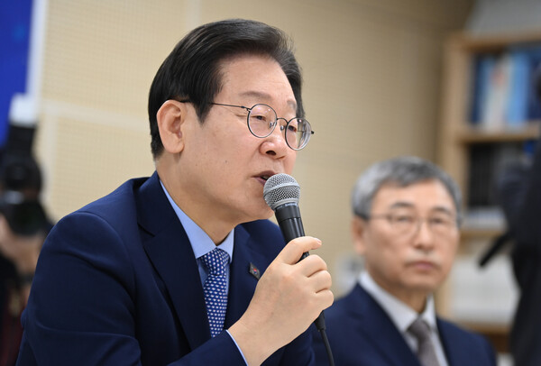  더불어민주당 이재명 대표가 27일 성동구 금호고등학교에서 열린 고교 무상교육을 위한 현장 간담회에서 발언을 하고 있다. 오른쪽은 정근식 서울시교육감(연합뉴스)