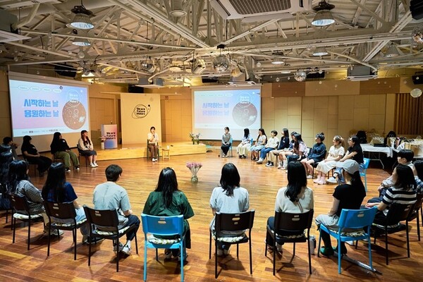 ▲‘We are Future Makers’ 3기 참가자들이 프로그램의 시작을 여는 오프닝 파티에 함께하고 있다. (사진제공=한국여성재단)
