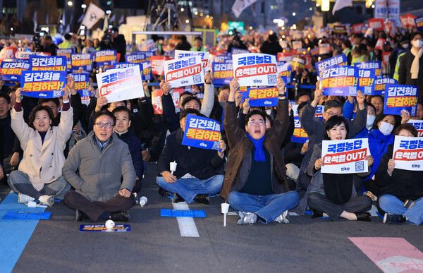 더불어민주당 박찬대 원내대표, 김민석, 전현희 최고위원 등이 23일 오후 서울 종로구 광화문 북측광장 인근에서 더불어민주당 주최로 열린 '김건희·윤석열 국정농단 규탄·특검 촉구 제4차 국민행동의 날' 장외집회에서 구호를 외치고 있다(연합뉴스)