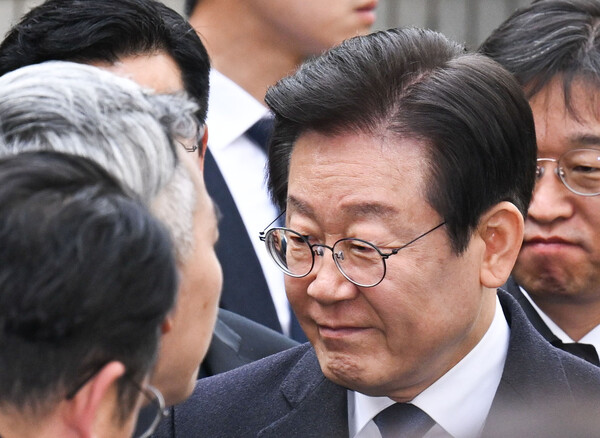더불어민주당 이재명 대표가 25일 오후 서울 서초구 서울중앙지법에서 열린 '위증교사' 혐의 사건 1심 선고 공판에서 무죄선고를 받은 뒤, 차에 타기 전 의원들에게 인사를 하고 있다(연합뉴스)