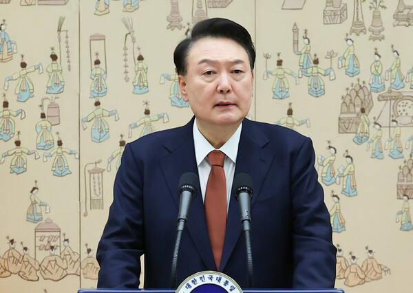  윤석열 대통령이 27일 서울 용산 대통령실 청사에서 열린 중장 진급·보직 신고 및 삼정검 수치 수여식에서 격려사를 하고 있다(연합뉴스)