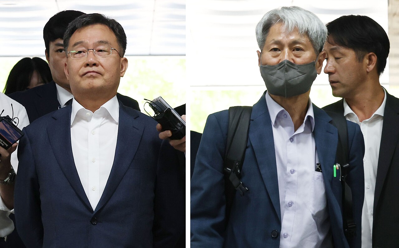 지난 6월 20일 대선에서 대장동 사건과 관련한 허위 인터뷰로 윤석열 대통령의 명예를 훼손한 혐의를 받는 화천대유자산관리 대주주 김만배 씨(왼쪽)와 신학림 전 언론노조 위원장이 서울 서초구 서울중앙지법에서 열린 영장실질심사에 출석하기 위해 법정으로 향하고 있다. [연합뉴스]