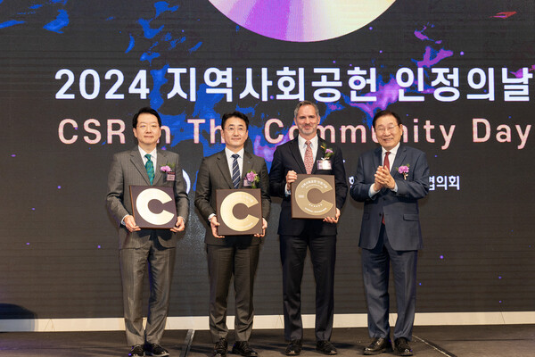 HS효성첨단소재가 27일 서울드래곤시티 호텔에서 열린 ‘2024년 지역사회공헌 인정의 날 행사’에서 6년 연속 지역사회공헌 인정 기업으로 선정됐다. HS효성 이주한 상무(왼쪽에서 첫 번째), 한국사회복지협의회 김성이 회장(오른쪽에서 첫 번째) [사진제공=HS효성]