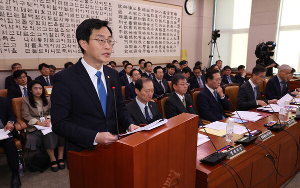  8일 오전 열린 서울 여의도 국회 법제사법위원회 전체 회의에서 더불어민주당 장경태 의원이 예산안 소위 심사 결과를 설명하고 있다(연합뉴스)