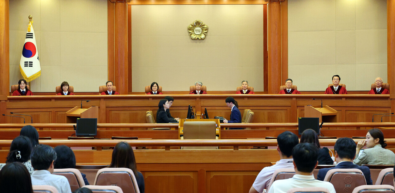 지난 8월 29일 이종석 헌법재판소장을 비롯한 헌법재판관들이 헌법소원·위헌법률 심판이 열린 서울 종로구 헌법재판소 심판정에 입장해 착석하고 있다.