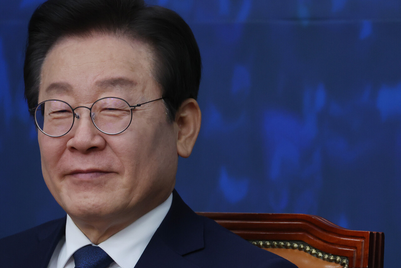 더불어민주당 이재명 대표가 지난 25일 국회에서 열린 최고위원회의에서 미소를 짓고 있다.