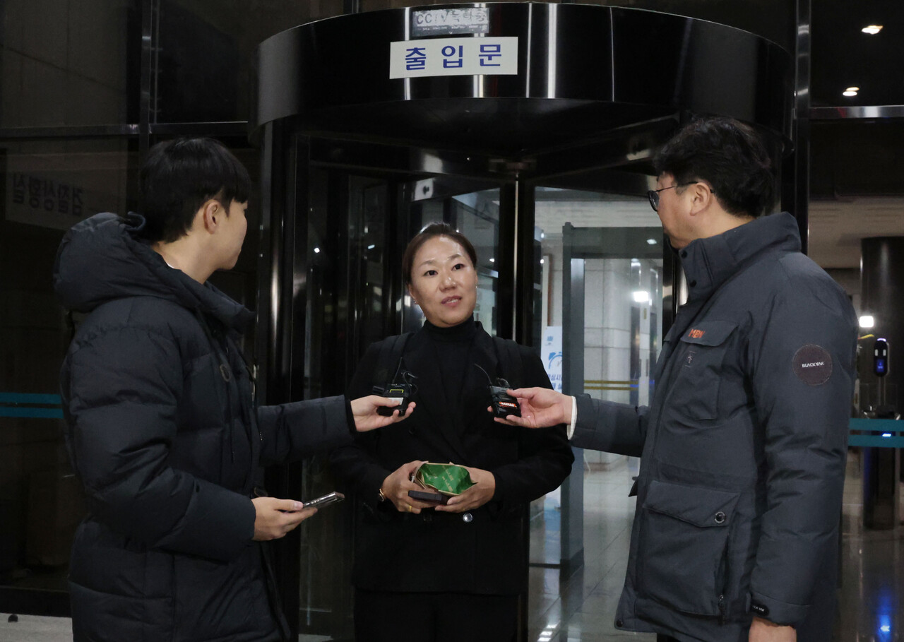 '명태균 의혹'을 폭로한 강혜경 씨가 지난 6일 오후 경남 창원시 성산구 창원지방검찰청에서 13시간 가까이 조사를 받고 나오면서 취재진과 인터뷰하고 있다. 강씨는 김영선 전 국회의원의 회계 책임자였다.