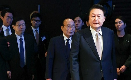 ▲ 윤석열 대통령이 22일 서울 중구 신라호텔에서 열린 제56회 국가조찬기도회에 입장하고 있다. 왼쪽은 이봉관 국가조찬기도회장과 국민의힘 한동훈 대표. /연합뉴스