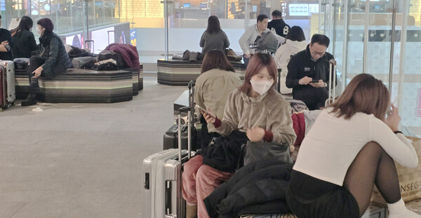 ▲ 이틀간 폭설이 내리면서 항공편 운항 계획이 바뀌자 인천공항 일반 휴게공간에서 대기하는 여객들.