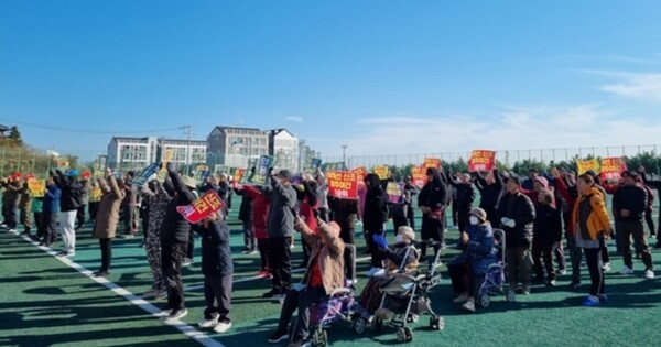 ▲ 지난 23일 오전 11시 서해 최북단 인천 옹진군 연평도 지역 주민들이 포격 14주기를 맞아 궐기대회를 진행했다. /사진제공=독자