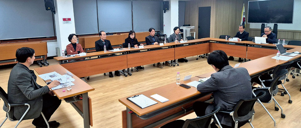 ▲ 지난 25일 인천일보 대회의실에서 열린 '인천일보 시민편집위원회'에 참석한 편집위원들과 인천일보 편집국 관계자들이 기사 및 지면평가를 하고 있다.