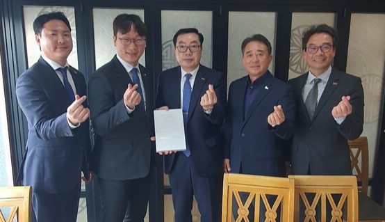 중소기업중앙회 인천지역본부는 25일 더불어민주당 모경종(인천 서구병) 의원과 간담회를 열고, 인천지역 중소기업·소상공인의 정책과제를 전달했다. /사진제공=중소기업중앙회 인천지역본부
